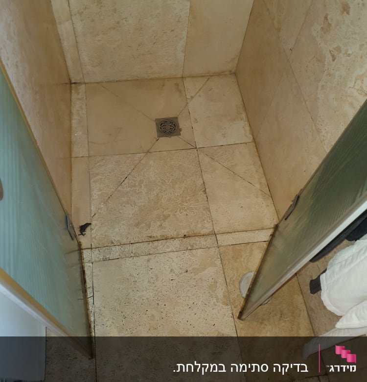 רצפת מקלחת עם ניקוז מים ורטיבות